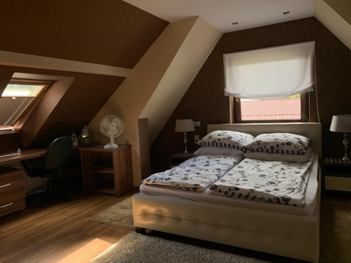Apartament Podczerwone Чарни Дунаец Екстериор снимка