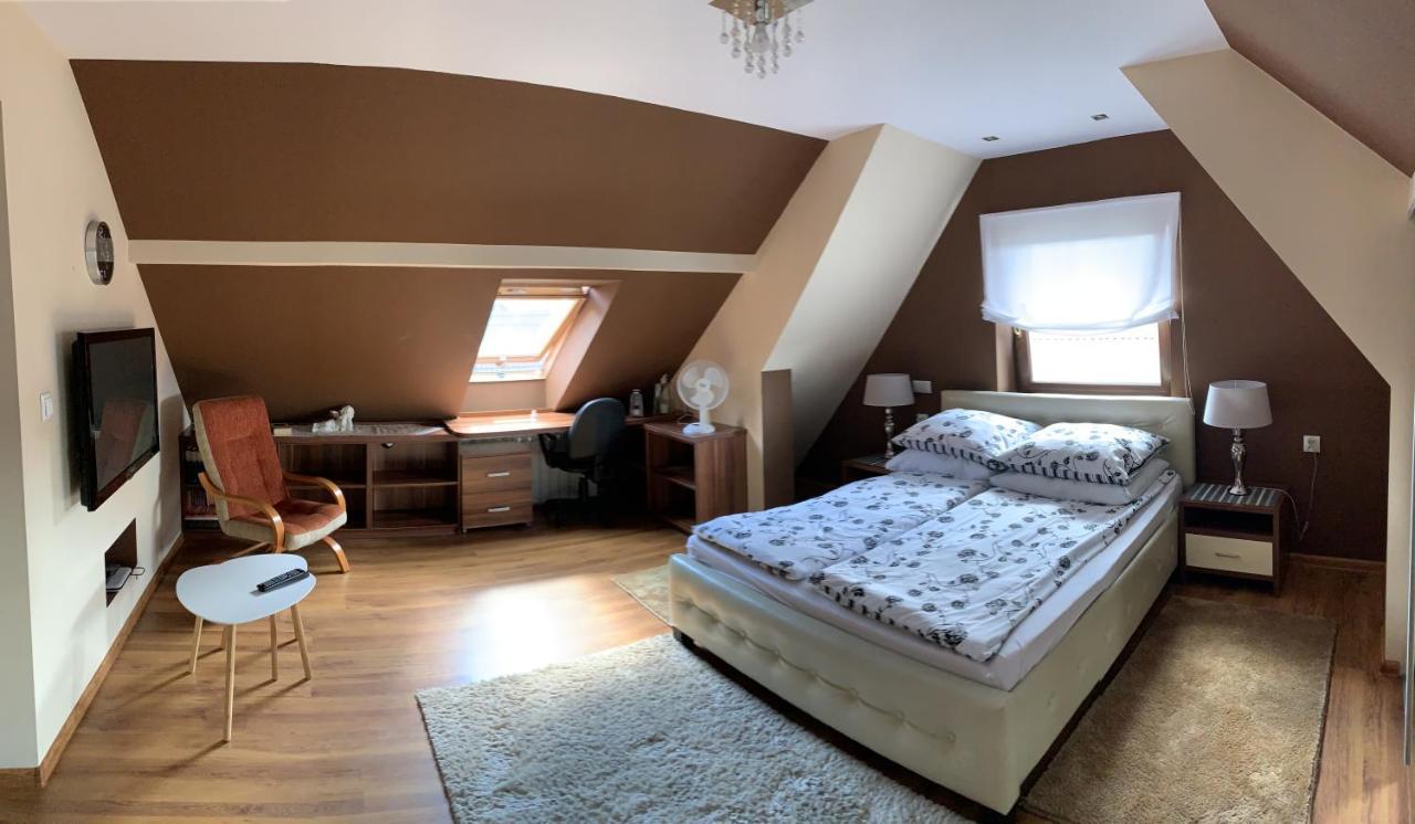 Apartament Podczerwone Чарни Дунаец Екстериор снимка